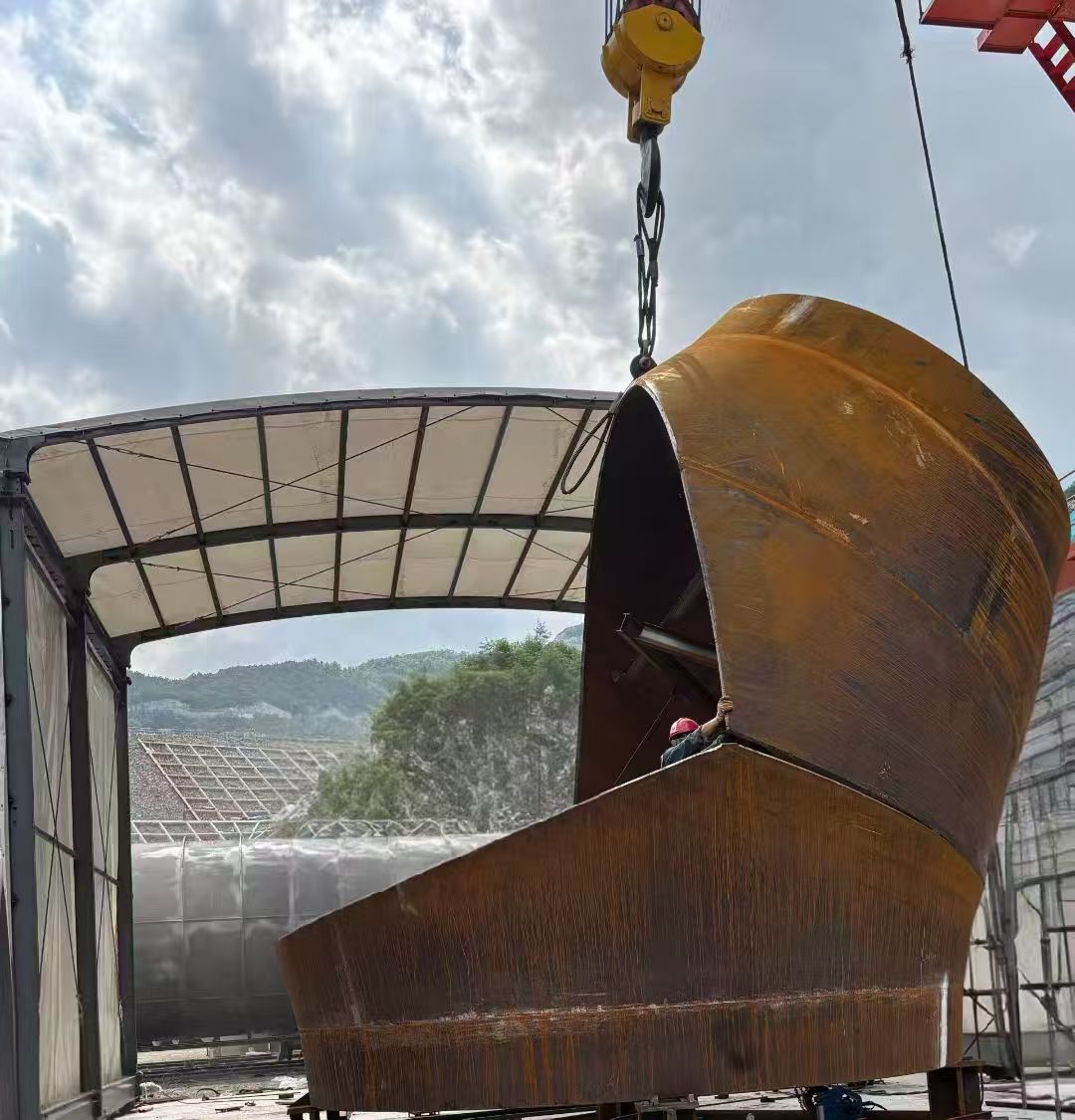 罗田平坦原平坦原岔管及月牙板制作现场图片 图1